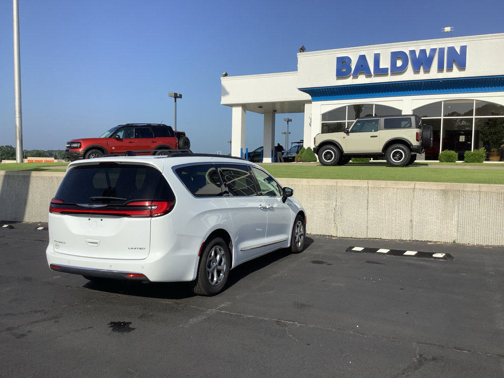 Used 2023 Chrysler Pacifica Limited FWD image 7