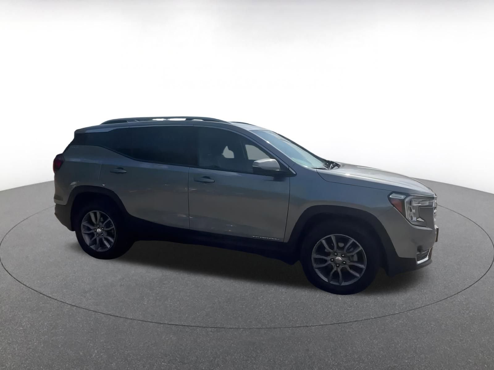 Used 2024 GMC Terrain SLT image 2