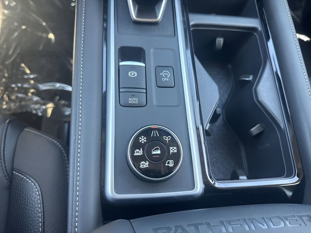 Used 2025 Nissan Pathfinder SL AWD/4WD image 18