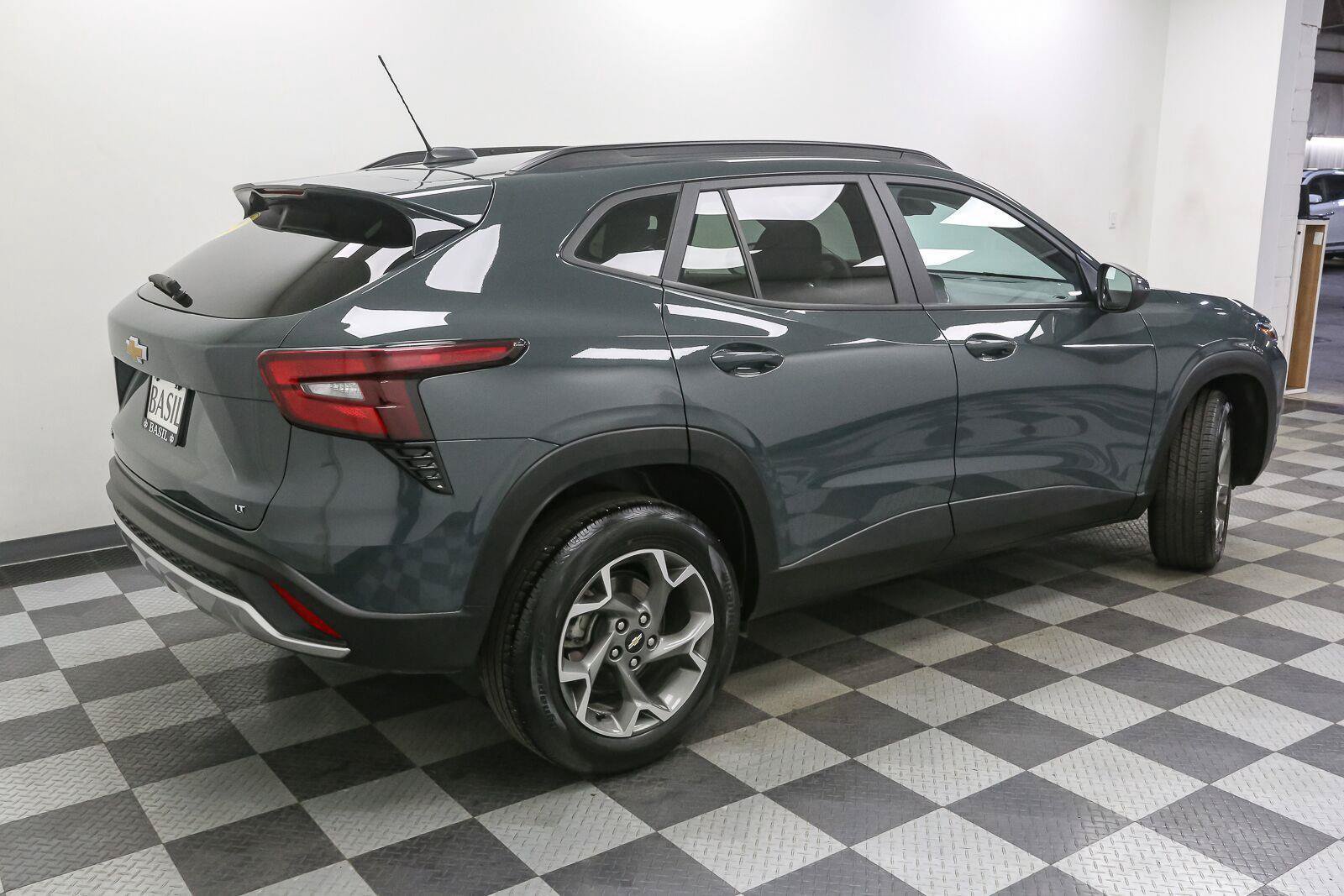 Used 2025 Chevrolet Trax LT FWD image 8