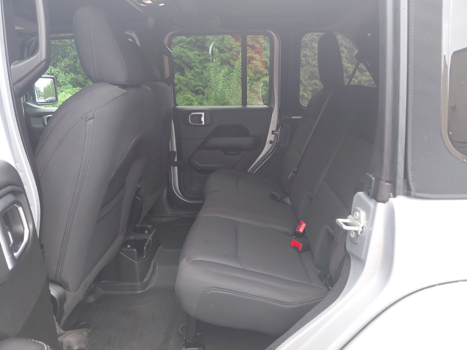Used 2022 Jeep Wrangler Unlimited Sahara w/ LED Lighting Group AWD/4WD image 10