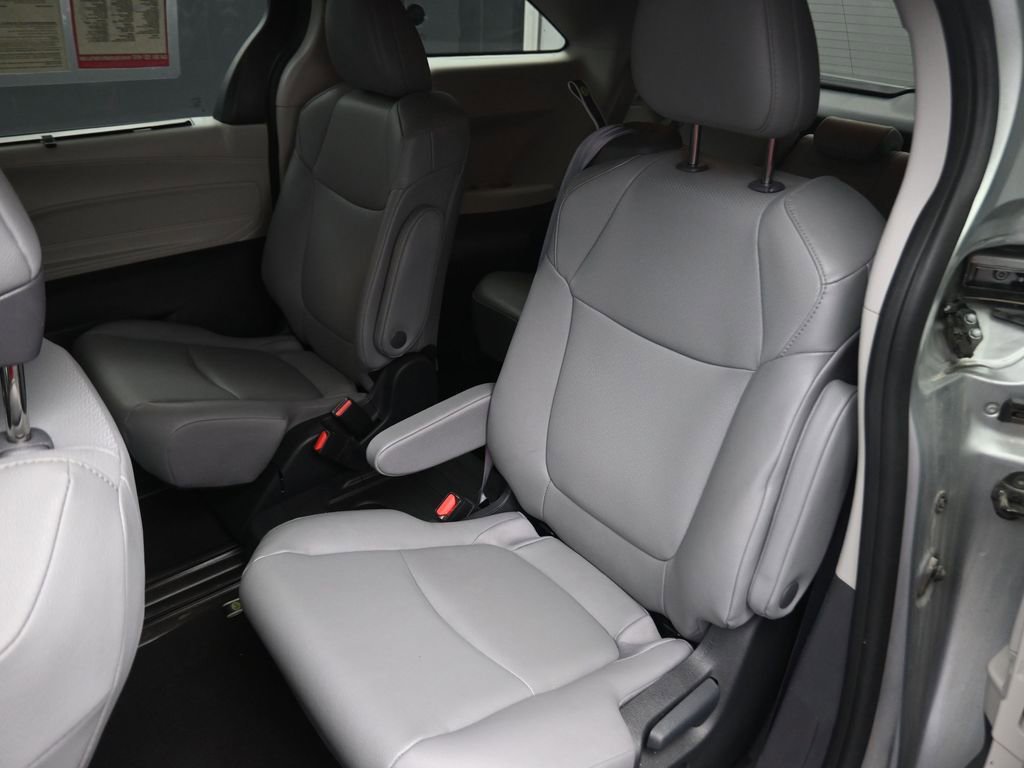 Used 2024 Toyota Sienna XLE image 11