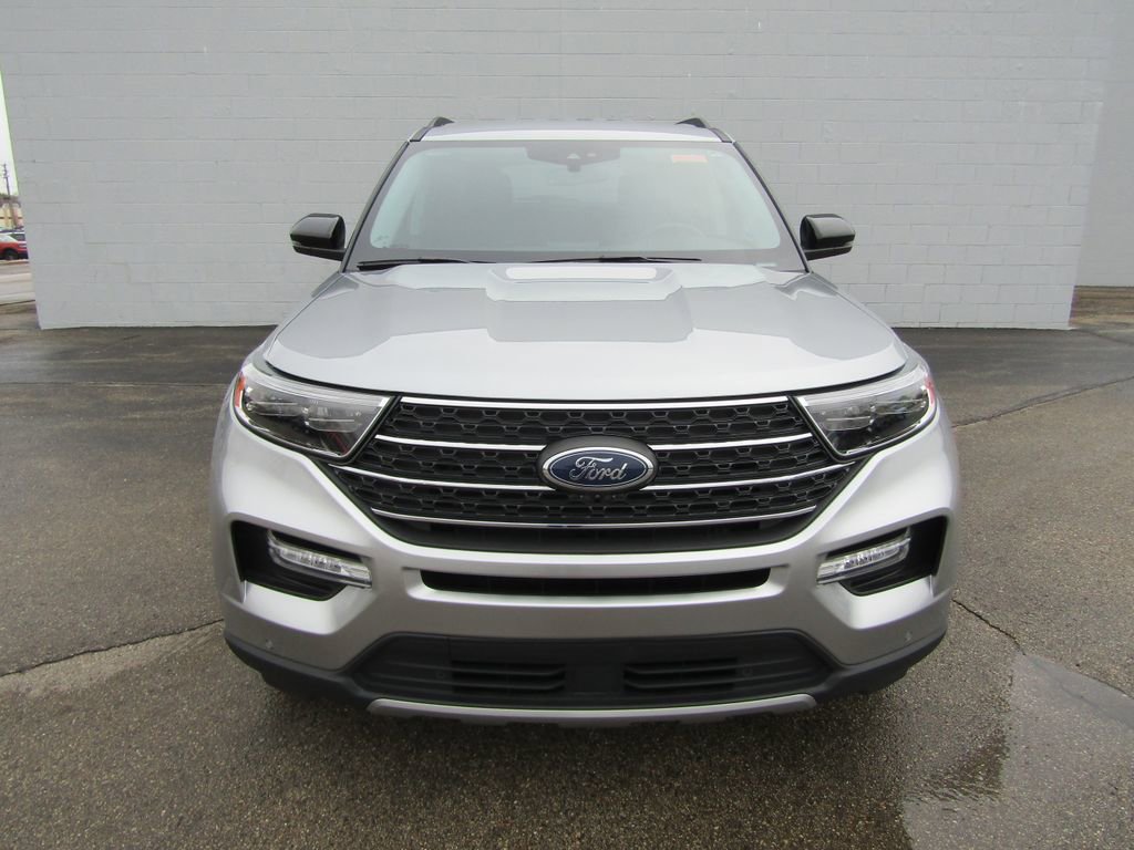Used 2024 Ford Explorer XLT w/ Equipment Group 202A AWD/4WD image 3