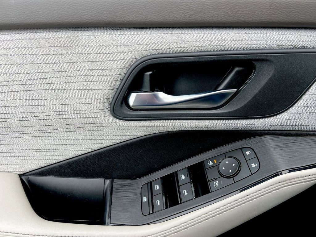 Used 2023 Nissan Rogue SV image 20