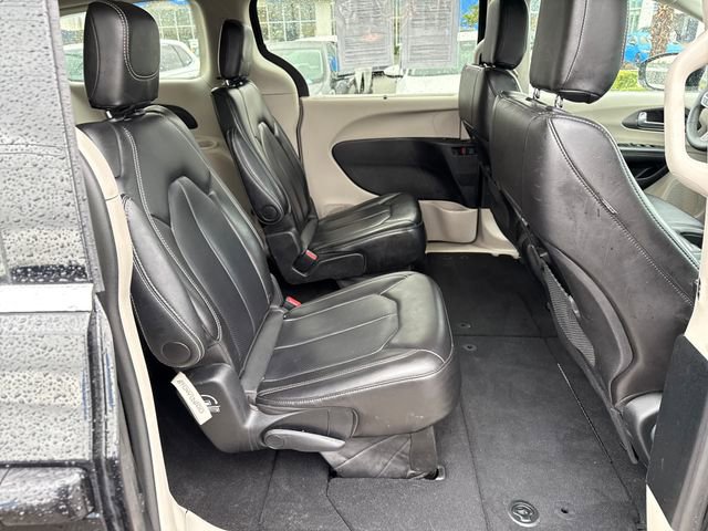 Used 2024 Chrysler Pacifica Touring-L image 12