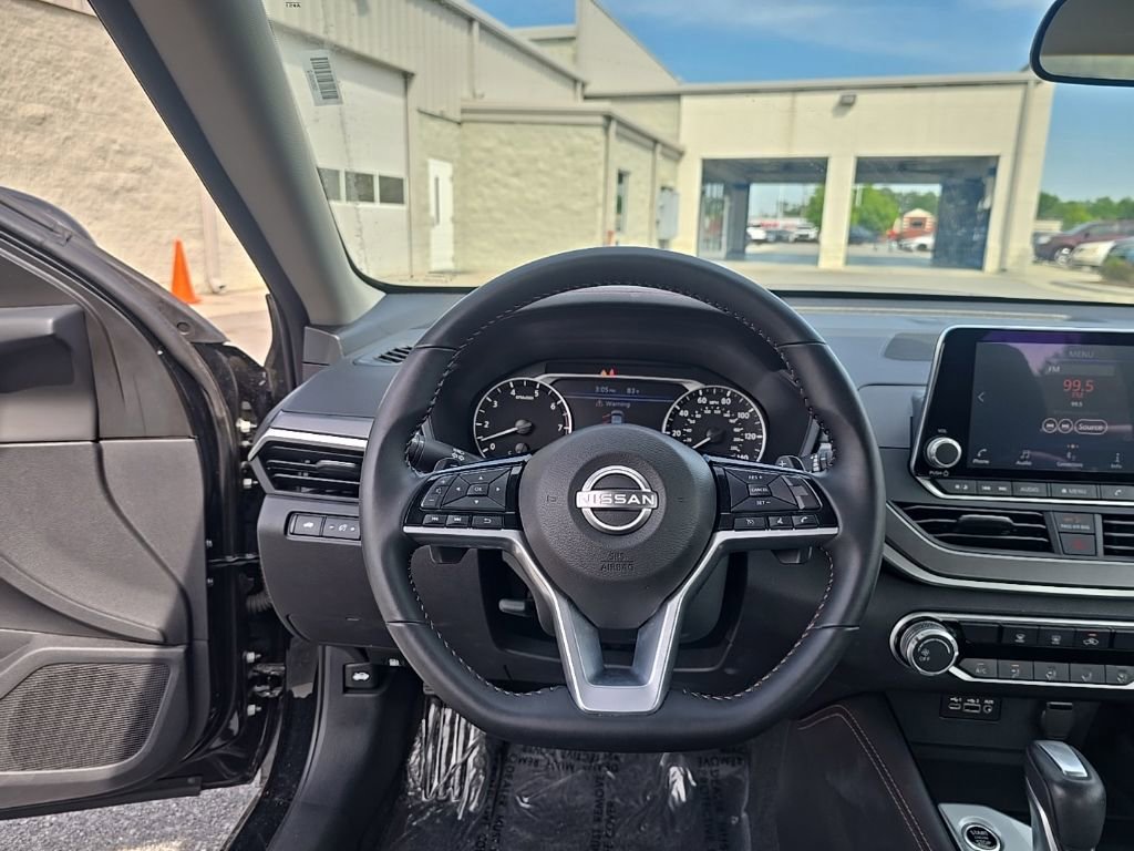 Used 2025 Nissan Altima 2.5 SR FWD image 13