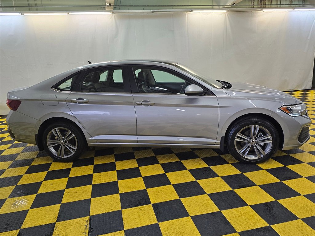 Used 2023 Volkswagen Jetta SE w/ Panoramic Sunroof Package image 2