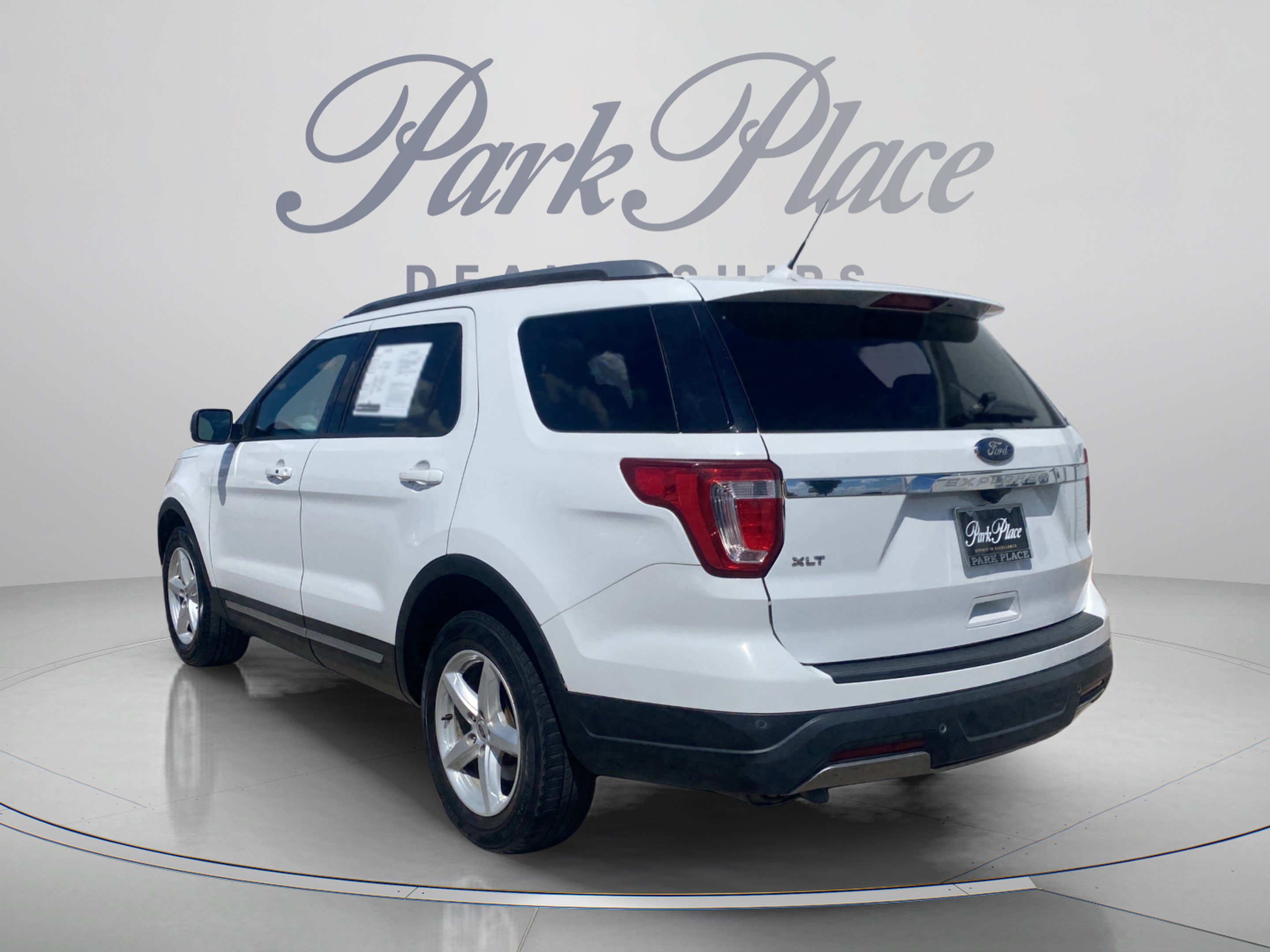 Used 2019 Ford Explorer XLT w/ Equipment Group 201A FWD image 3