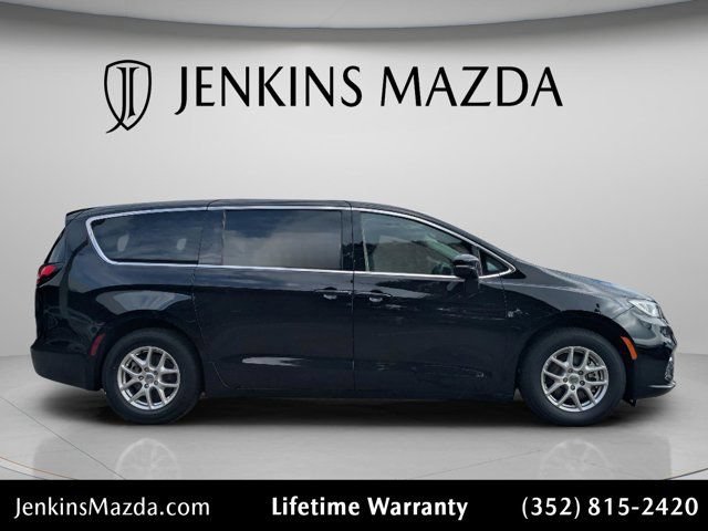 Used 2024 Chrysler Pacifica Touring-L FWD image 8