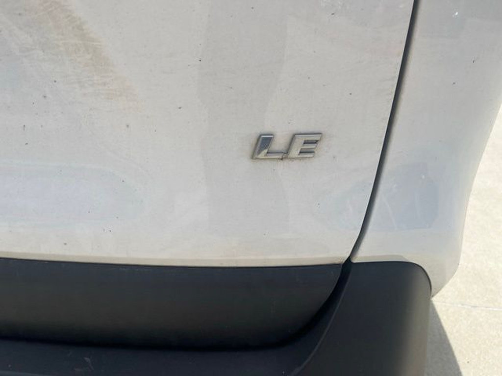 Used 2021 Toyota RAV4 LE FWD image 9