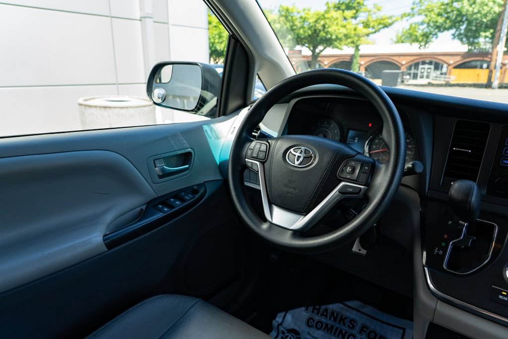 Used 2015 Toyota Sienna LE FWD image 11