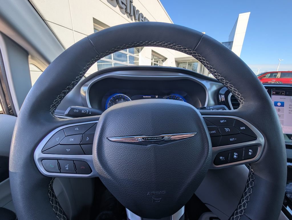 Used 2024 Chrysler Pacifica Touring-L FWD image 23