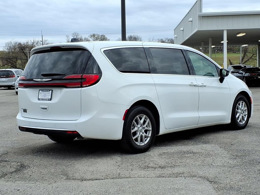 Used 2024 Chrysler Pacifica Touring-L FWD image 7