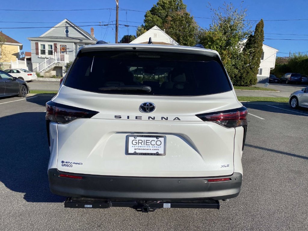 New 2026 Toyota Sienna XLE AWD/4WD image 4