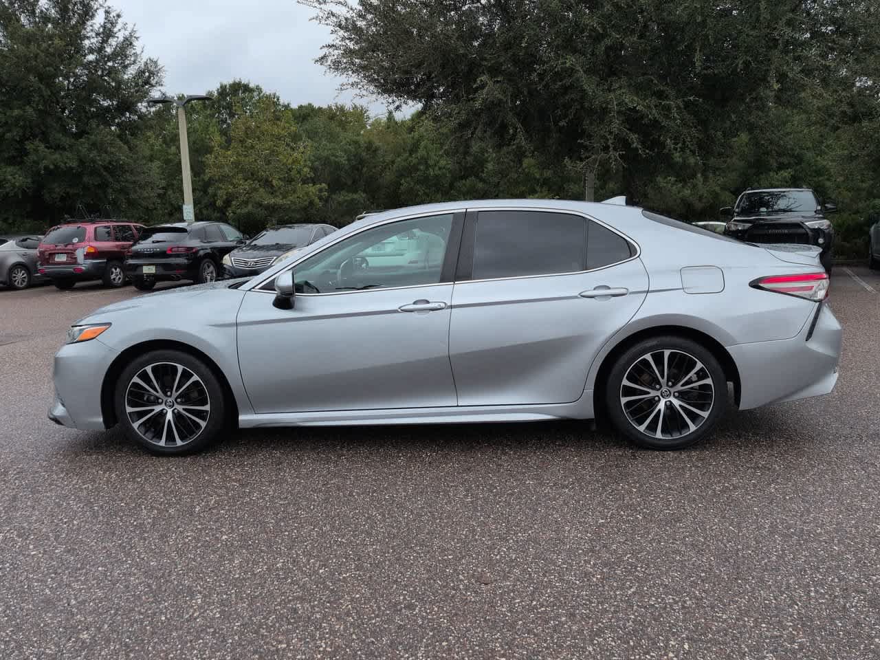 Used 2019 Toyota Camry SE FWD image 3