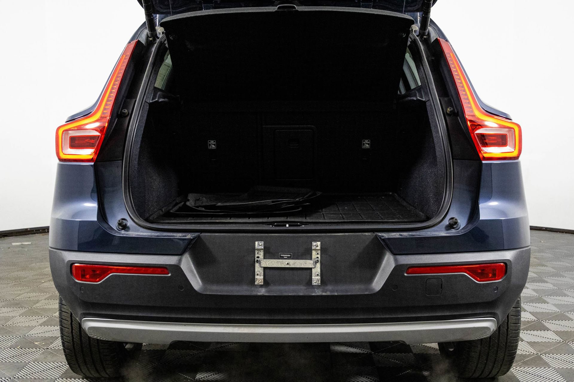 Used 2021 Volvo XC40 T5 Momentum w/ Protection Package Premier image 35