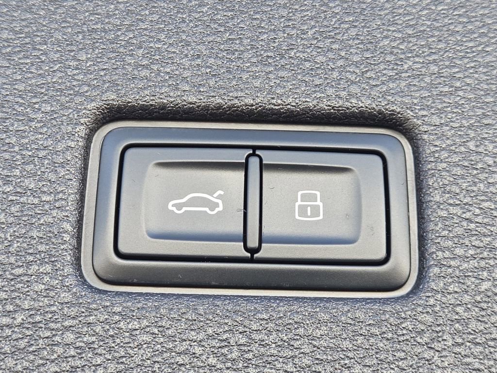 Used 2025 Audi Q8 Prestige image 8