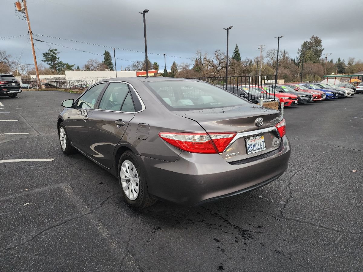 Used 2015 Toyota Camry LE image 3