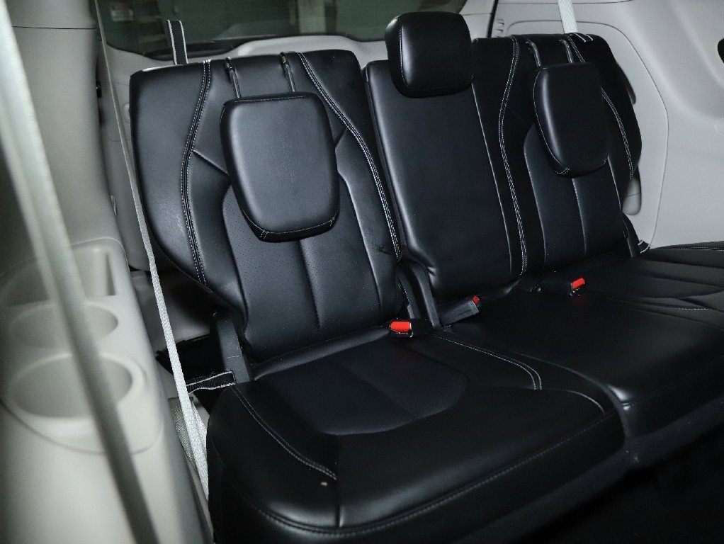 Used 2024 Chrysler Pacifica Touring-L image 32