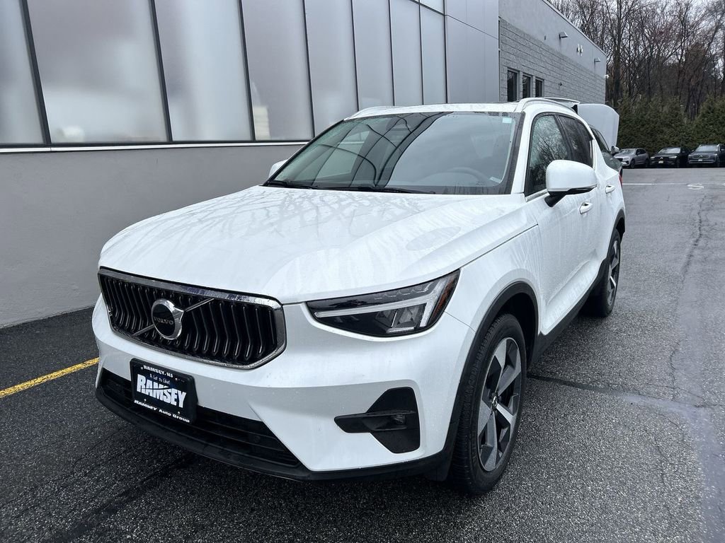 Certified 2023 Volvo XC40 B5 Plus w/ Climate Package image 4