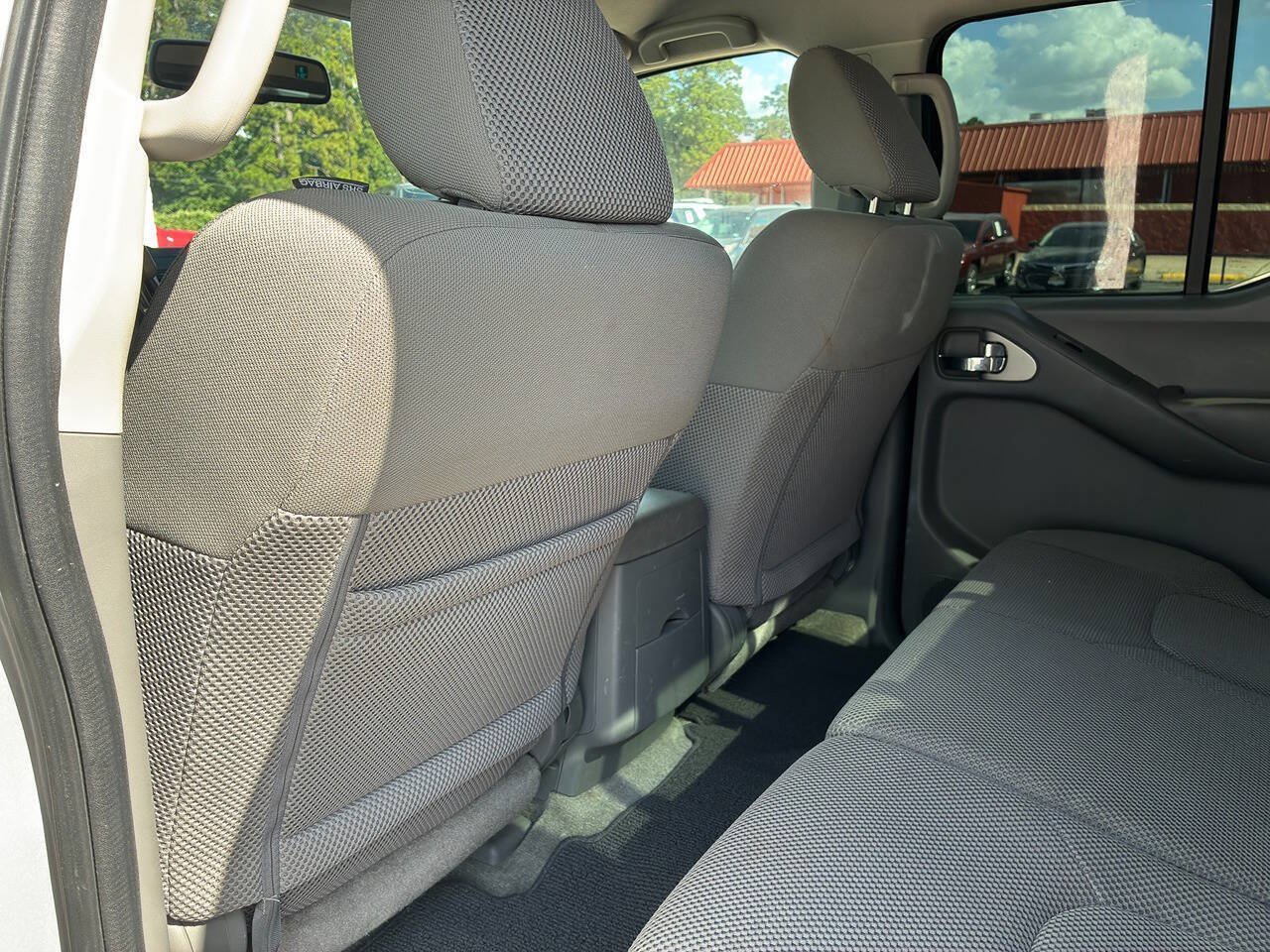 Used 2015 Nissan Frontier SV w/ SV Value Truck Package RWD image 29