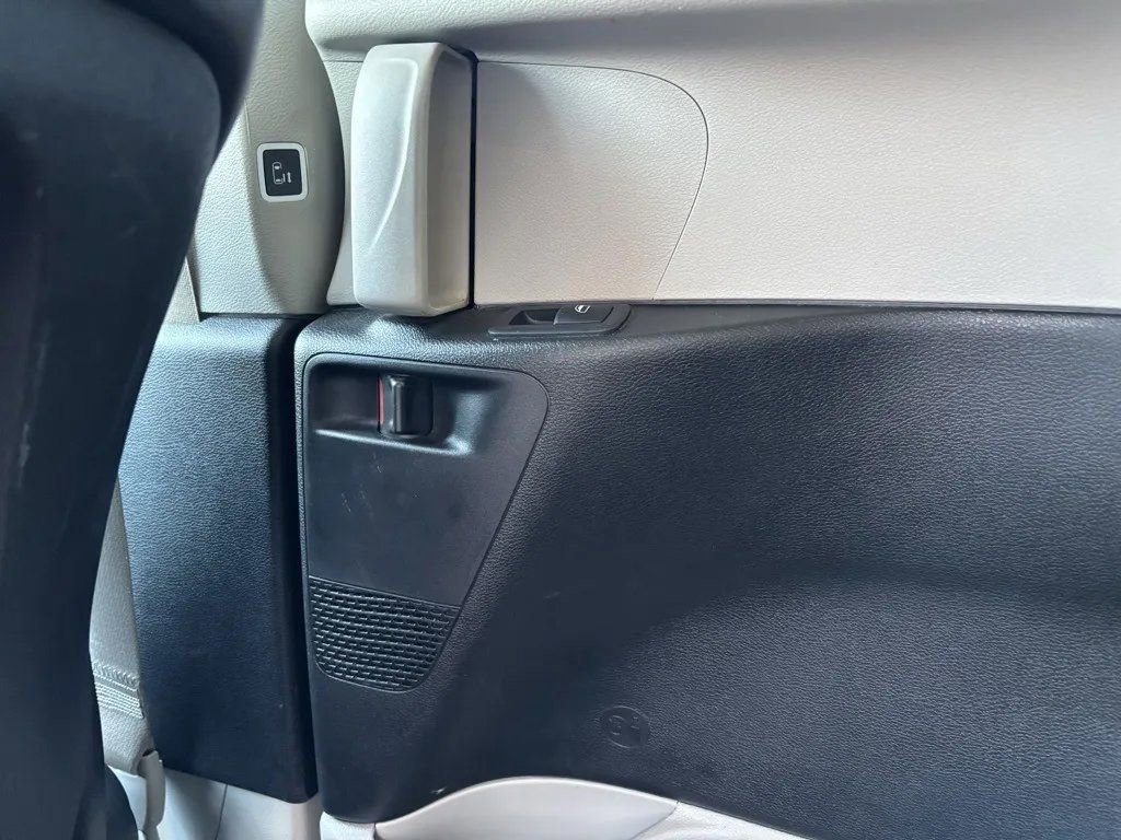 Used 2023 Chrysler Pacifica Touring-L image 21