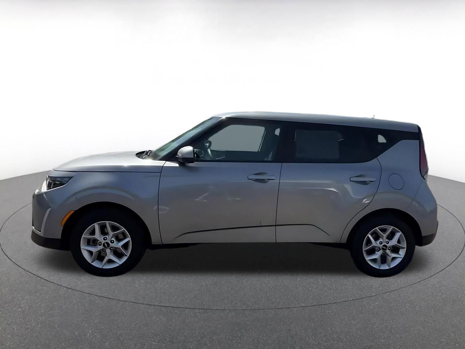 Used 2025 Kia Soul LX w/ LX Technology Package FWD image 9