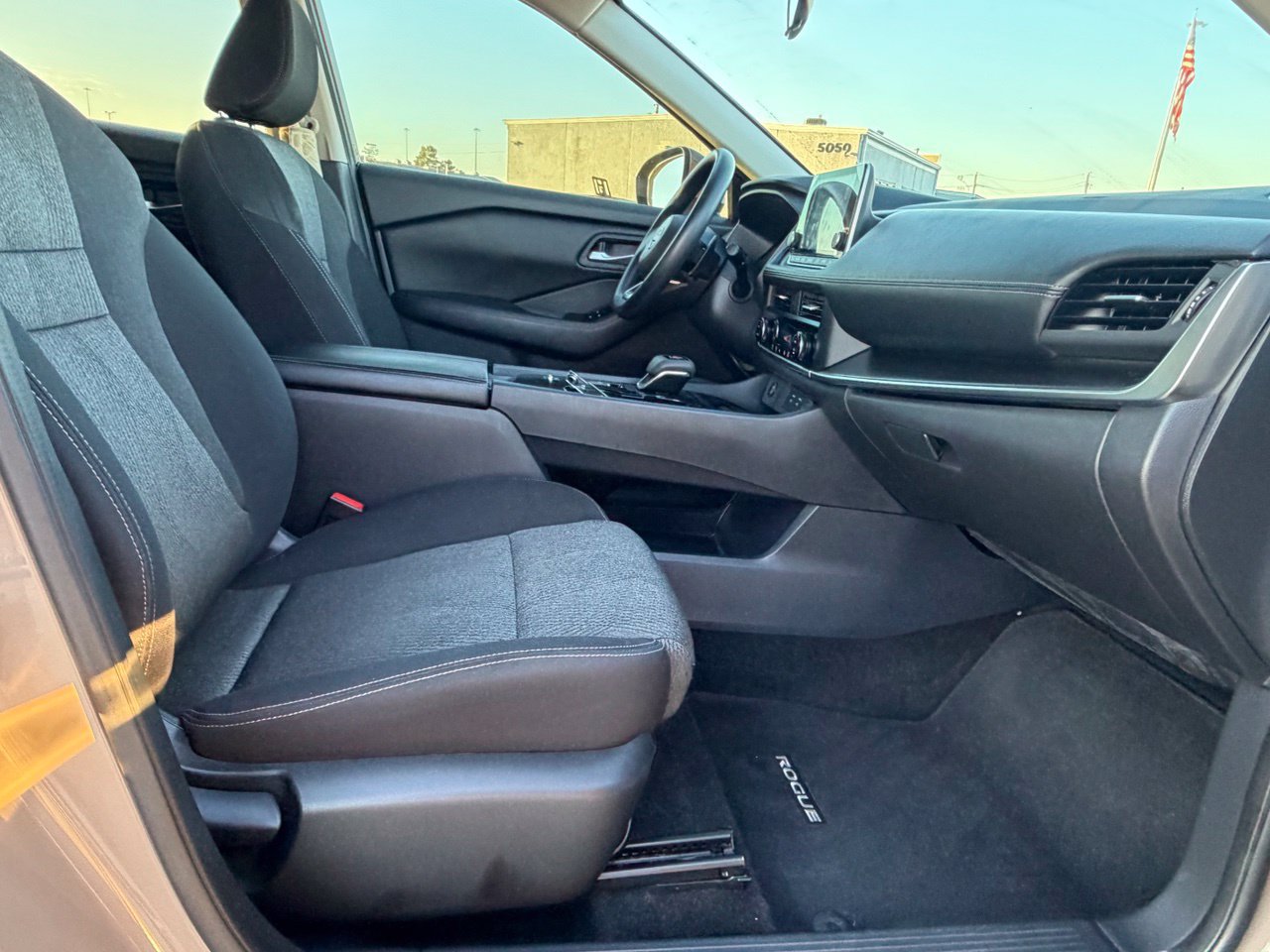 Certified 2024 Nissan Rogue SV FWD image 33
