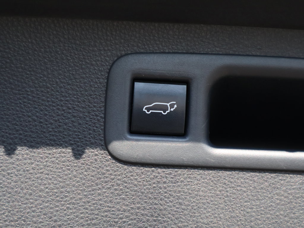 Used 2020 Toyota Highlander XLE AWD/4WD image 17