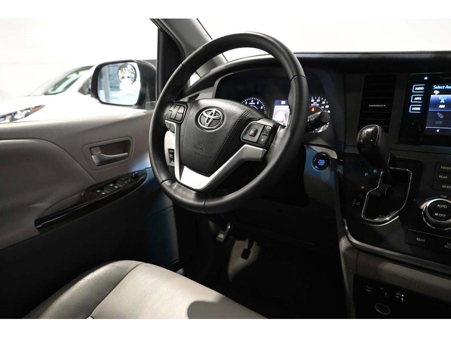 Used 2015 Toyota Sienna XLE Premium FWD image 26