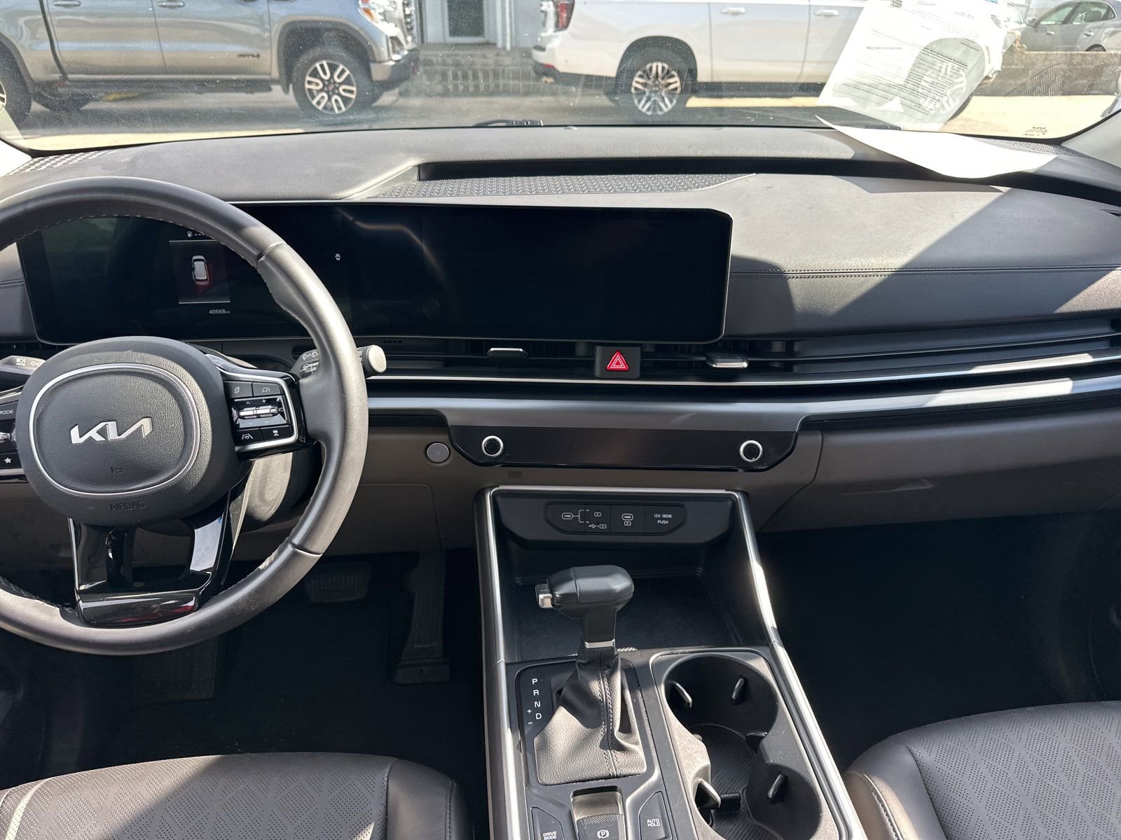 Used 2025 Kia Carnival FWD image 10