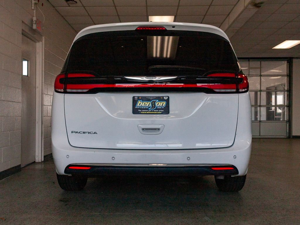 Certified 2024 Chrysler Pacifica Touring-L image 6