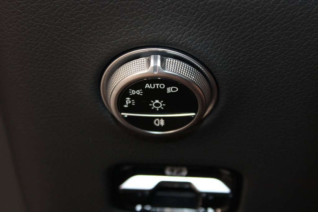 Used 2024 Mercedes-Benz GLC 300 4MATIC image 39
