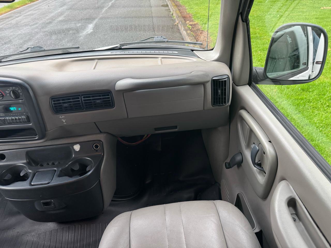 Used 2000 GMC Savana 3500 Extended Passenger image 27