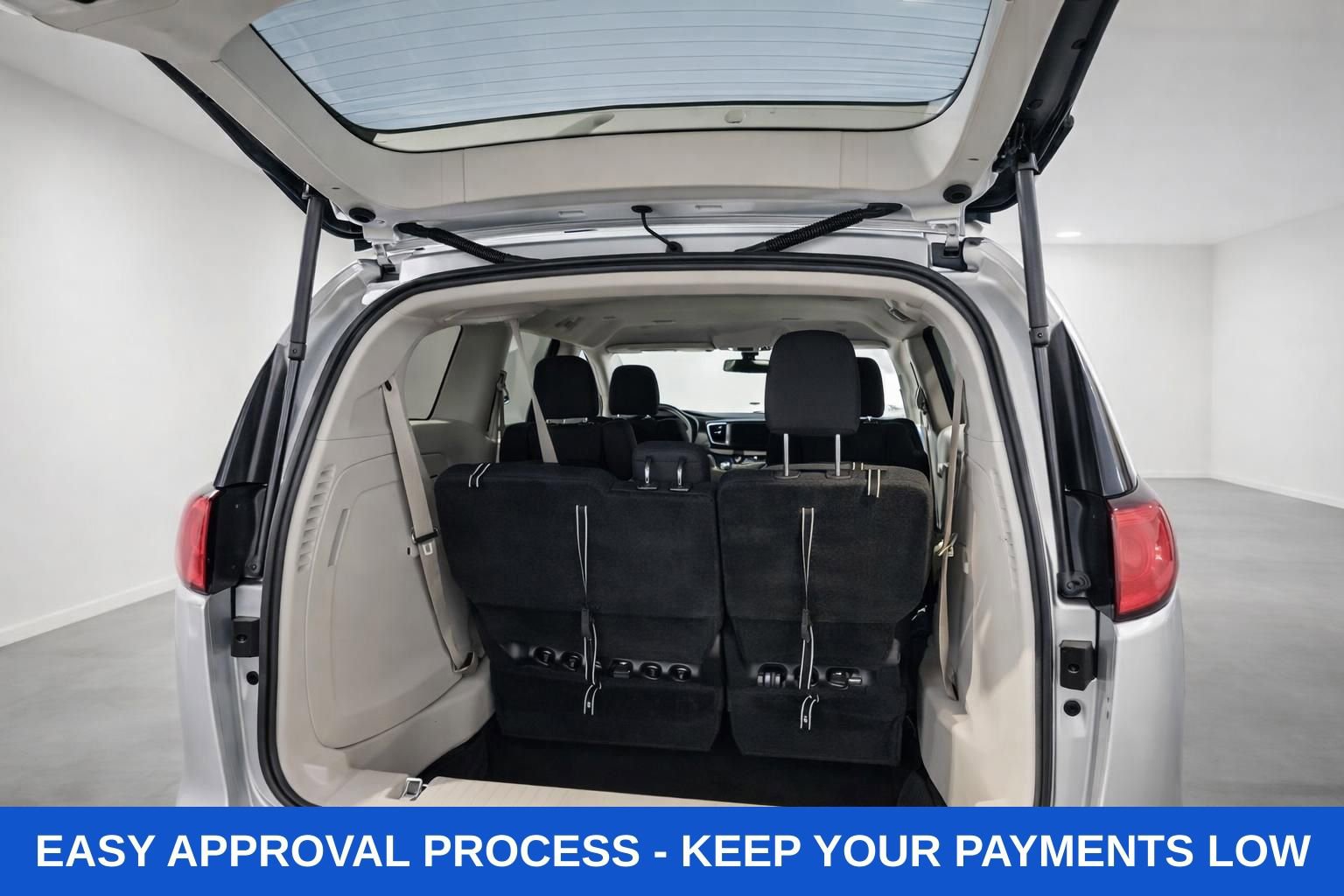 Used 2022 Chrysler Voyager LX image 10