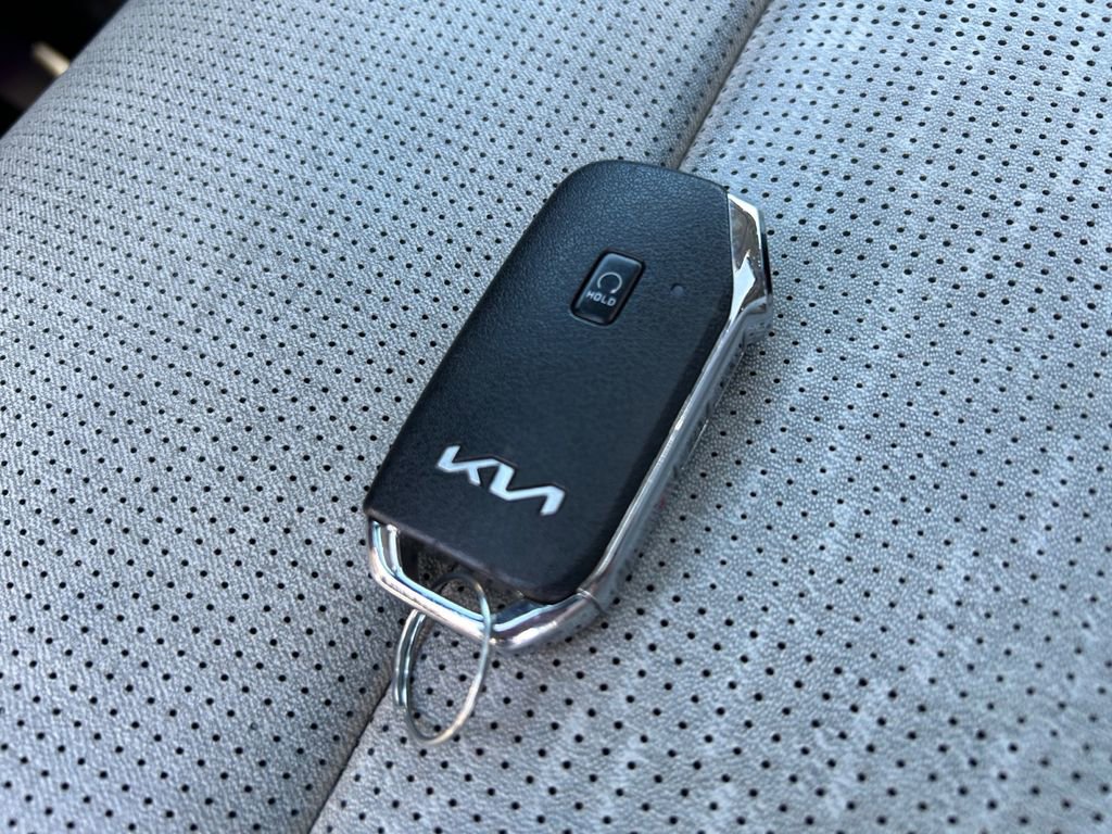 Used 2024 Kia Niro SX image 33