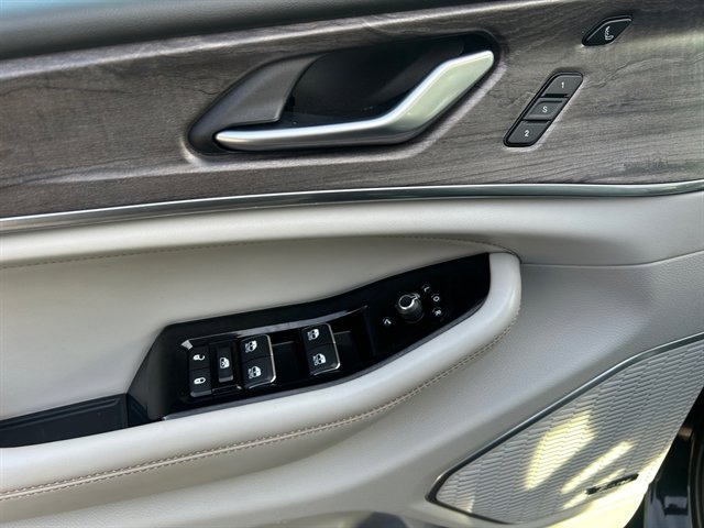 Used 2023 Jeep Grand Cherokee L Overland w/ Luxury Tech Group IV image 23