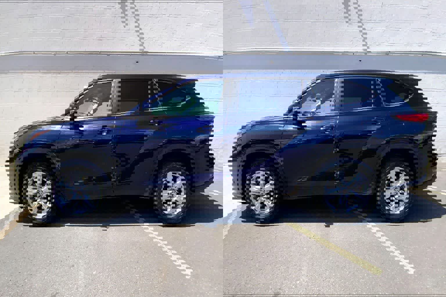 Used 2023 Toyota Highlander L image 4