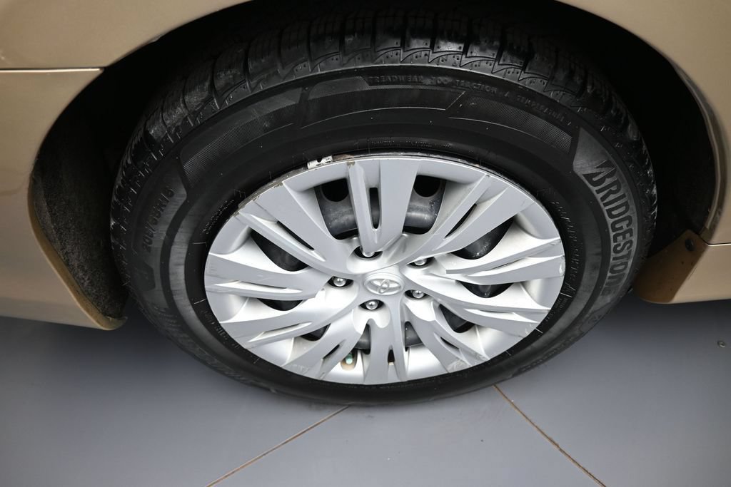 Used 2012 Toyota Camry LE FWD image 12