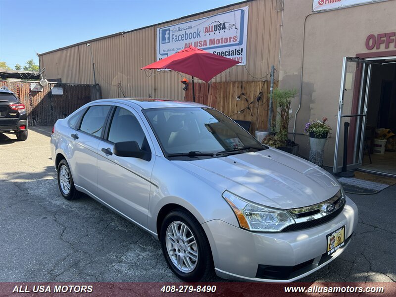 Used 2010 Ford Focus SE FWD image 2
