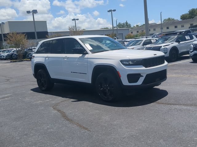 Used 2023 Jeep Grand Cherokee Altitude RWD image 4