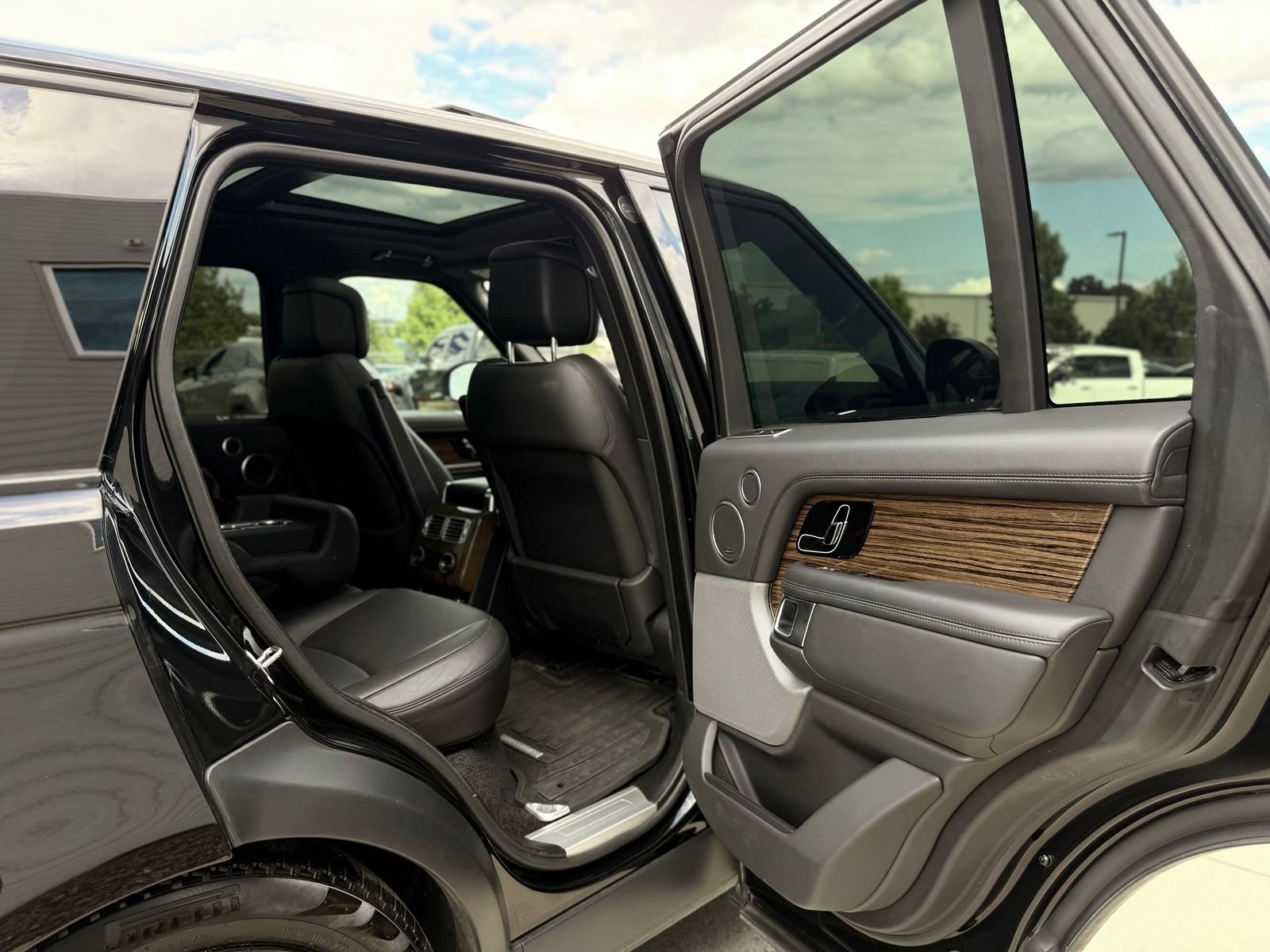 Used 2018 Land Rover Range Rover Supercharged AWD/4WD image 23