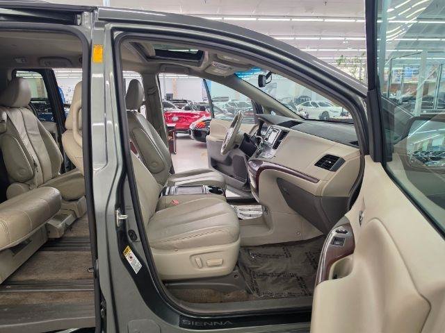 Used 2013 Toyota Sienna XLE FWD image 33