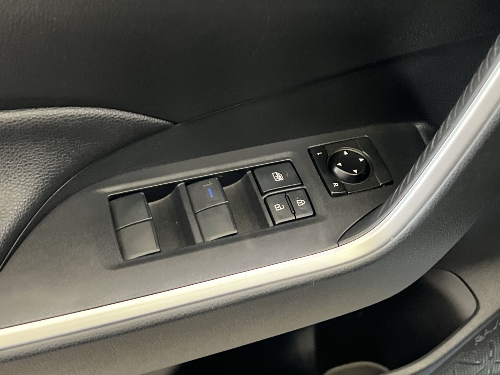 Used 2019 Toyota RAV4 LE w/ All Weather Liner Package AWD/4WD image 14