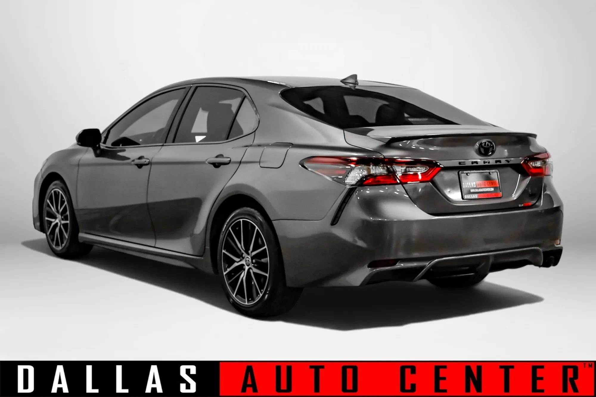 Used 2022 Toyota Camry SE FWD image 6