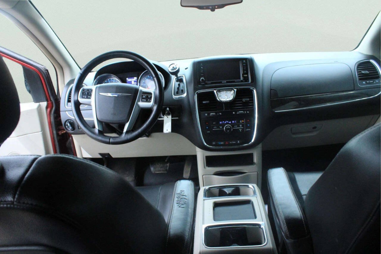 Used 2013 Chrysler Town & Country Touring w/ Trailer Tow Group FWD image 6
