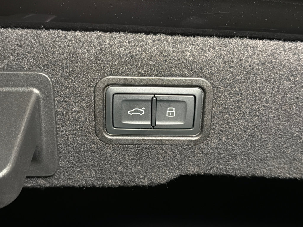 Used 2024 Audi S8 AWD/4WD image 6