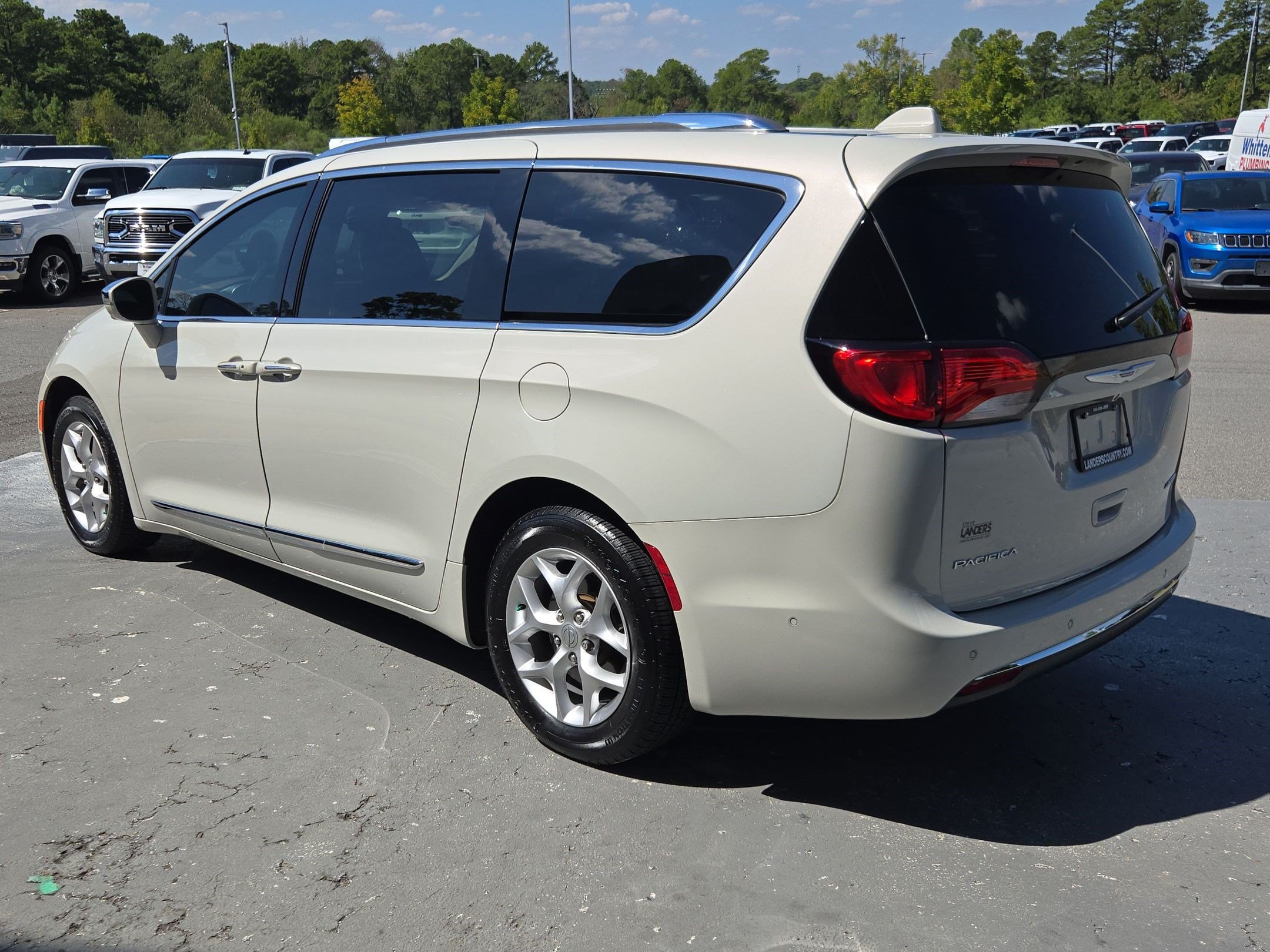 Used 2019 Chrysler Pacifica Limited w/ Advanced Safetytec Group FWD image 5
