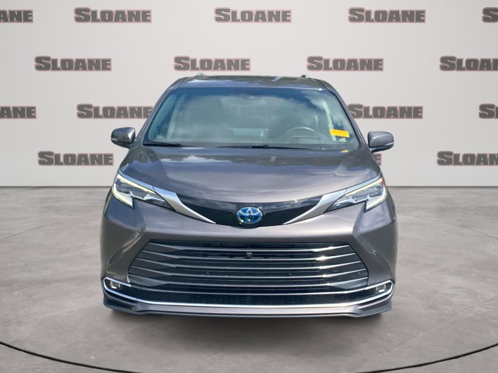 Used 2023 Toyota Sienna Platinum AWD/4WD image 3