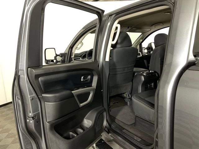 Used 2018 Nissan Titan SV w/ SV Convenience Package image 32